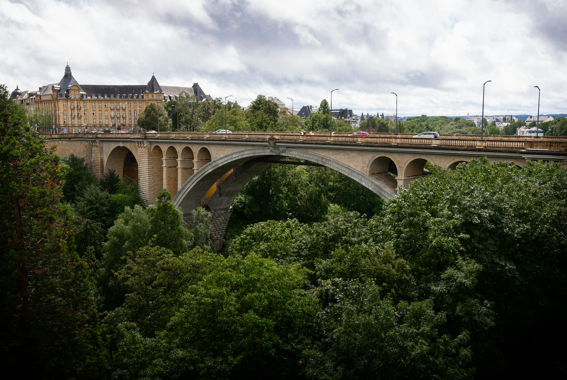 Luxemburg (LU)